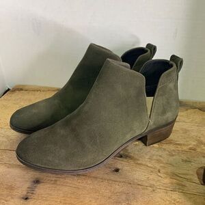 BP. Green leather suede  ankle booties. Slip on round‎ toe Chelsea boots